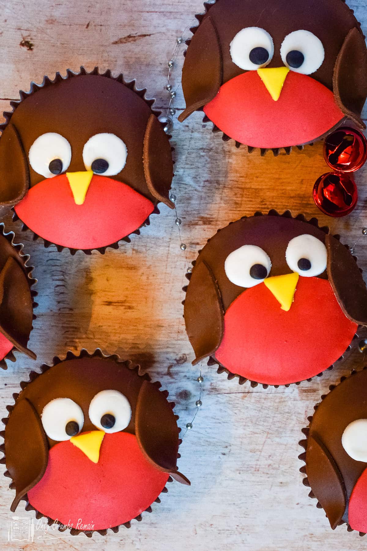 4 Christmas robin cupcakes