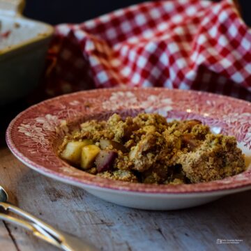 Bowl of easy fruit crumble with panela sugar