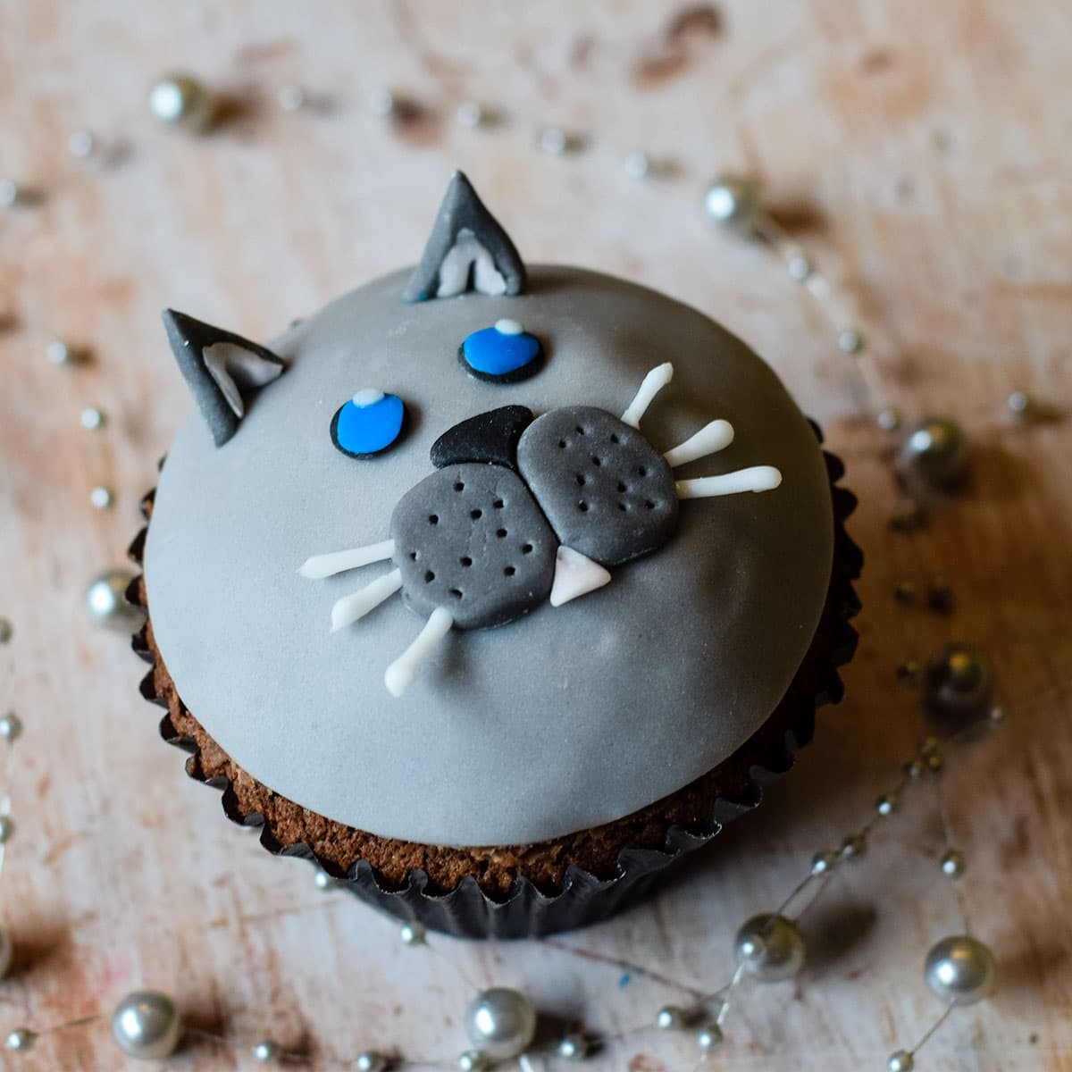 fondant cat cupcake